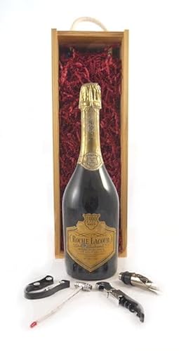 Roche Lacour Blanc-De-Blancs Brut 1999 Vintage Crémant De Limoux in einer mit Seide ausgestatetten Geschenkbox, da zu 4 Weinaccessoires, 1 x 750ml von vintagewinegifts