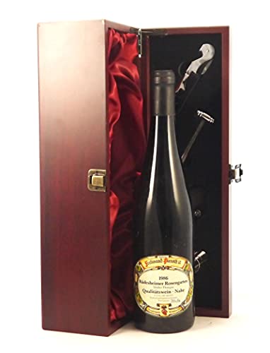 Rudesheimer Rosengarten 1986 Ferdinand Pieroth in einer mit Seide ausgestatetten Geschenkbox, da zu 4 Weinaccessoires, 1 x 750ml von vintagewinegifts