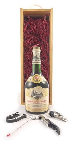 Saint Laurent Ausstich 1976 Weingutesiegal (Red wine) in einer mit Seide ausgestatetten Geschenkbox, da zu 4 Weinaccessoires, 1 x 750ml von vintagewinegifts