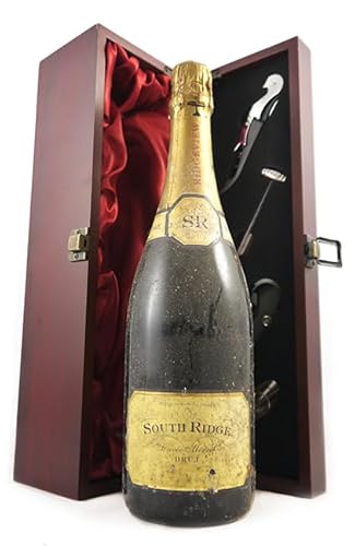 South Ridge Cuvee Merret Brut 2005 England in einer mit Seide ausgestatetten Geschenkbox, da zu 4 Weinaccessoires, 1 x 750ml von vintagewinegifts