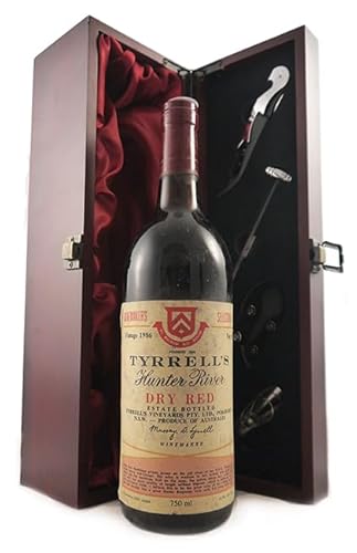 Tyrrell's Hunter River Dry Red 1986 Hunter Valley (Red wine) in einer mit Seide ausgestatetten Geschenkbox, da zu 4 Weinaccessoires, 1 x 750ml von vintagewinegifts