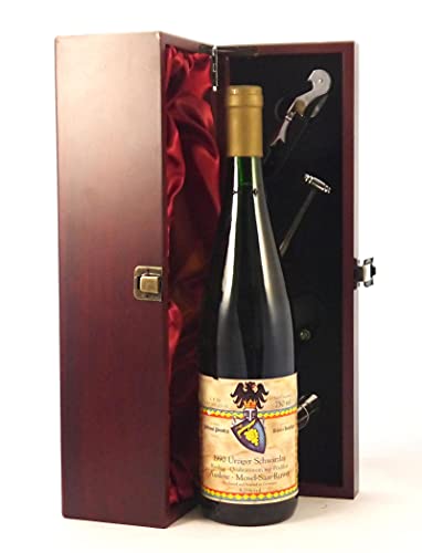 Urziger Schwarzlay 1990 Ferdinand Pieroth in einer mit Seide ausgestatetten Geschenkbox, da zu 4 Weinaccessoires, 1 x 750ml von vintagewinegifts