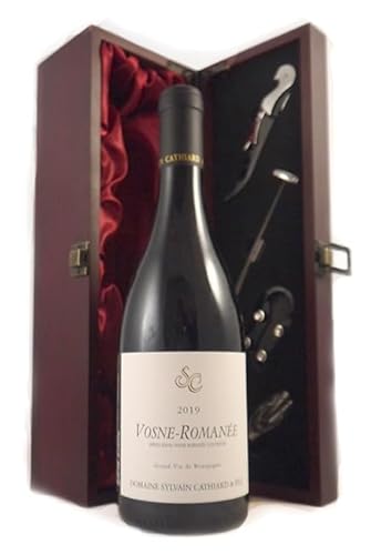 Vosne Romanee 2019 Domaine Sylvian Cathiard & Fils (Red wine) in einer mit Seide ausgestatetten Geschenkbox, da zu 4 Weinaccessoires, 1 x 750ml von vintagewinegifts