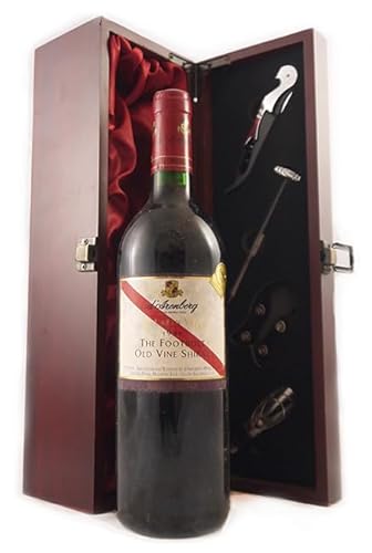 d'Arenberg The Footbolt Old Vine Shiraz 1996 McLaren Vale (Red wine) in einer mit Seide ausgestatetten Geschenkbox, da zu 4 Weinaccessoires, 1 x 750ml von vintagewinegifts